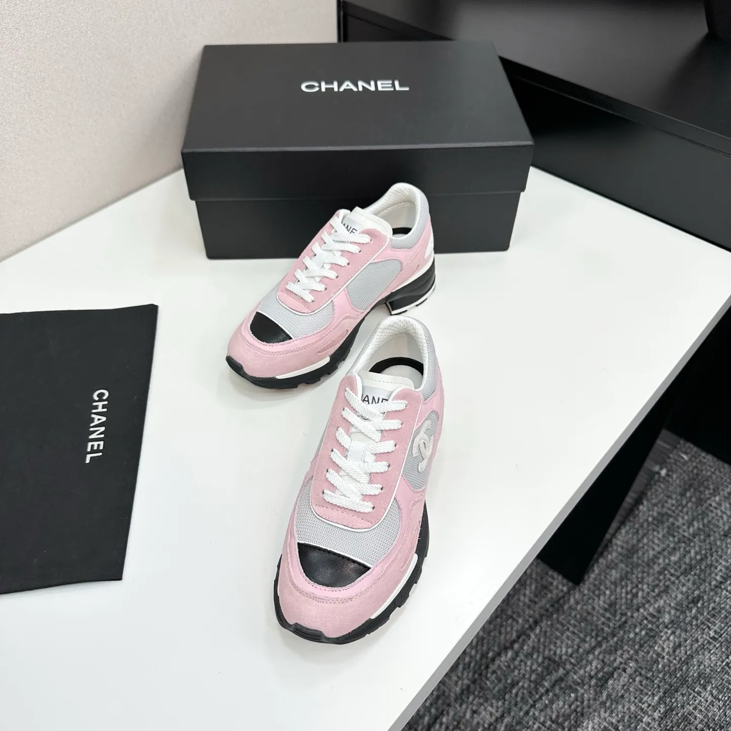 👟👟Ex-factory price 640👟👟Chanel Panda Shoes! 2025 counter's top casual sports shoes. This classic design; the upper is electro-embroidered with a variety of techniques; the outsole is fashionable and sporty; the unusual inclusion of a variety of color matching elements... The diversified mix and match is very good-looking and versatile, and can be used for leisure, fashion, sports, and outdoor... ꫛꫀꪝ Go➫ Materials: ❶Upper made of: original imported first-layer silk cowhide + original waterproof cloth + original first-layer cowhide ❷Inner lining: Original Yangli+wang ❸ Outsole based on: Original TPU combination outsole Counter boutique packaging complete set for women 35–41